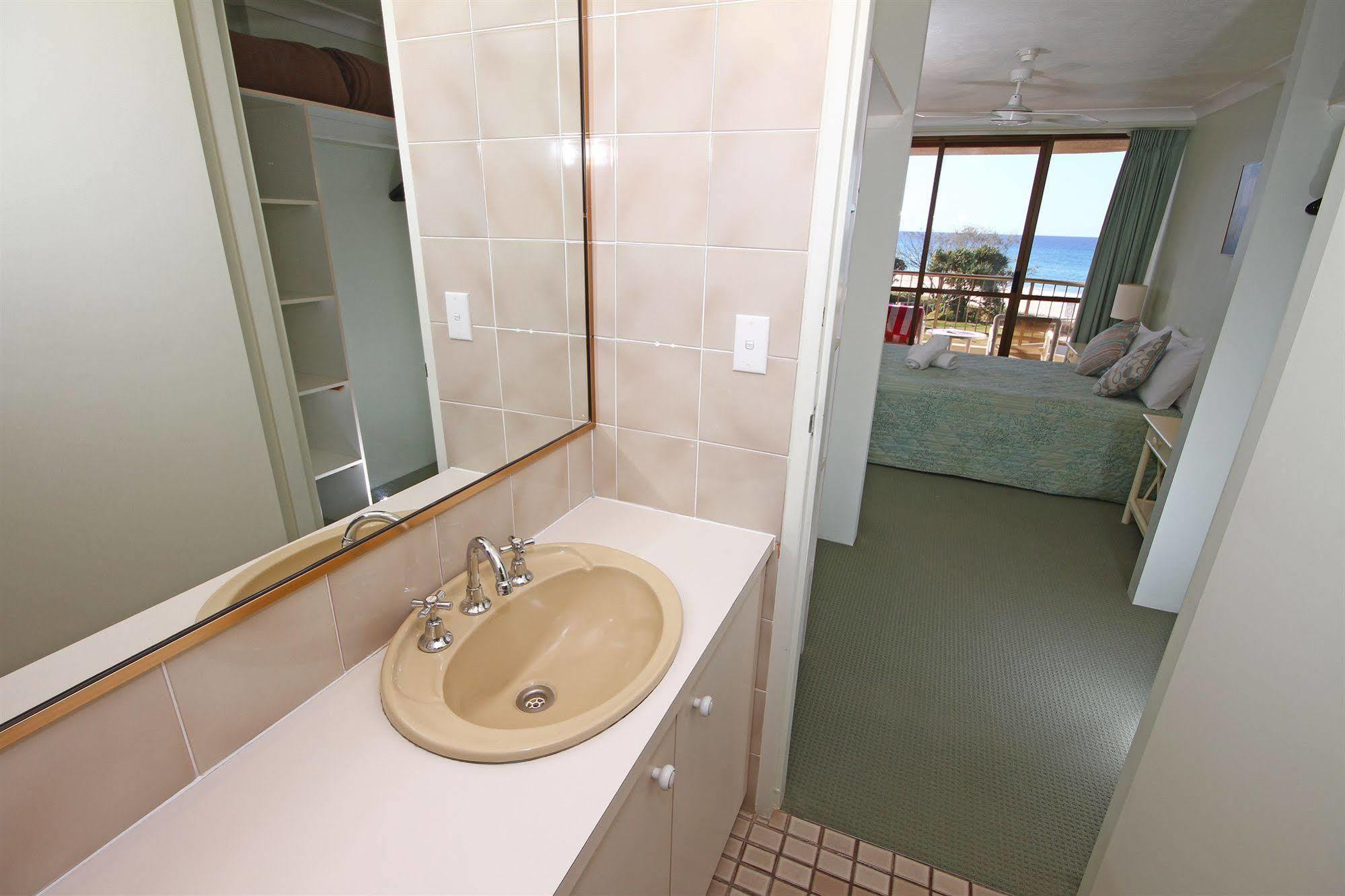 San Simeon Beachfront Apartments Tugun Guldkusten Exteriör bild