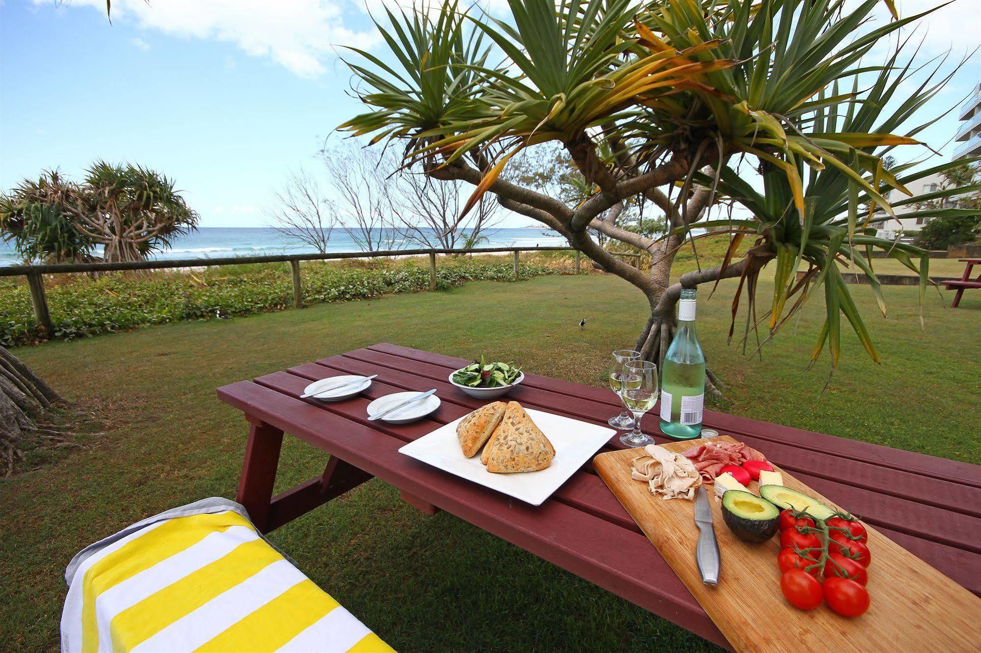 San Simeon Beachfront Apartments Tugun Guldkusten Exteriör bild
