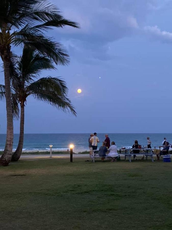 San Simeon Beachfront Apartments Tugun Guldkusten Exteriör bild